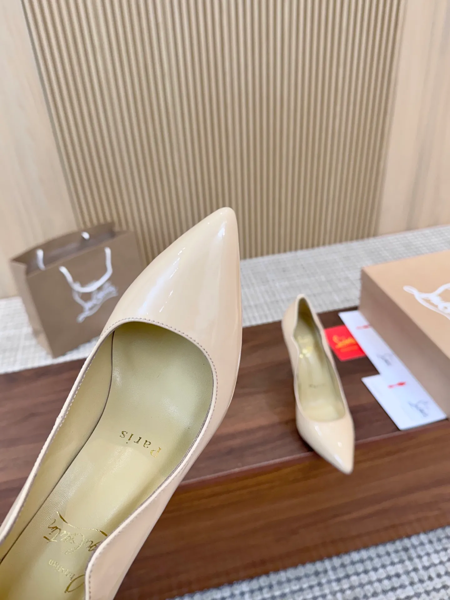 👟👟Ex-factory price 440 👟👟 Genuine leather sole +40 shipped all year round 💝Christian Louboutin CL👠 "Imported cow patent leather💎 series" noble and luxurious, real blingbling👟👟 real materials, all customized by the pattern maker, and the materials are made of original customized materials, achieving the taste of the original 5 color options💍 Upper: imported 👉cow patent leather💪 lining: sheepskin foot pad/lining code number: 34-40.41.42 heel height: two options: 10.5cm and 8.5cm